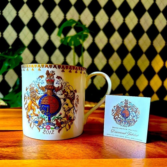 British Royal Queen Elizabeth II Diamond Jubilee 22K Gold Mugs - Picture 3 of 9
